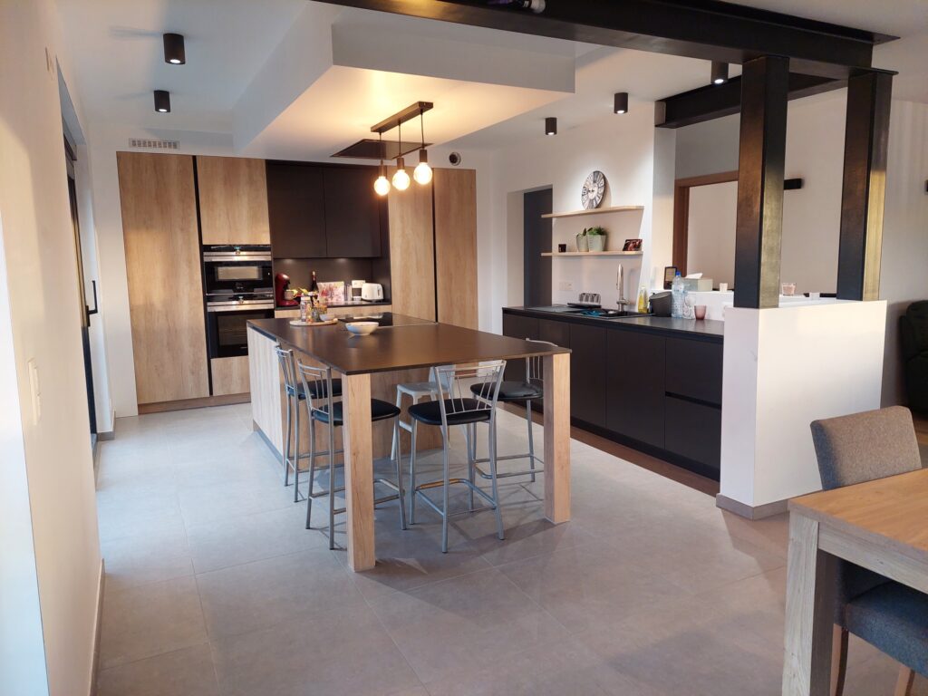 Moderne nieuwe keuken met houtstructuur en kookeiland d&k keukens