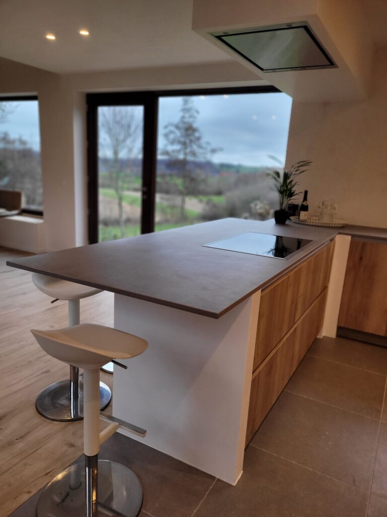 moderne nieuwe keuken met geintegreede dampkap in interieur d&k keukens