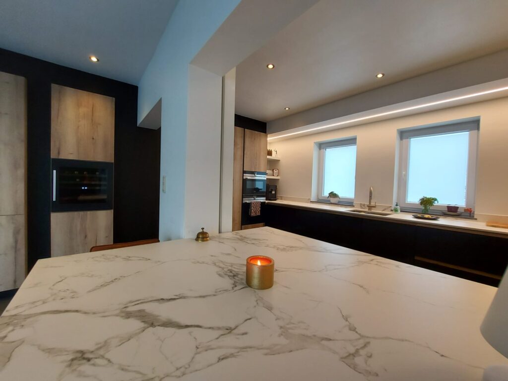 Wit stenen keukenblad met spikkels, maatwerk keukens d&k keukens te Ronse