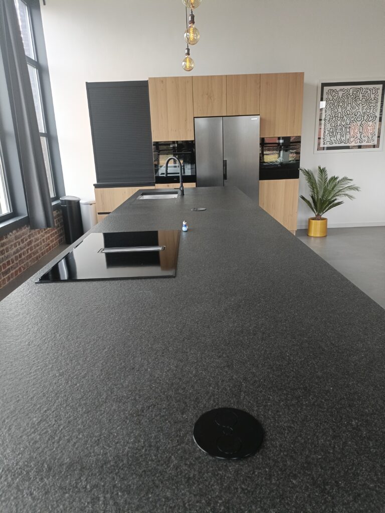 Lang keukenblok, kookplaat met geïntegreerde dampkap moderne nieuwe keuken d&k keukens