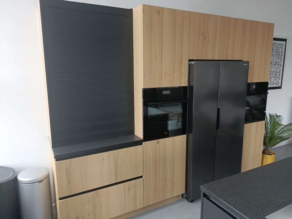 Nieuwe keuken met moderne ingewerkte schuifdeuren en koelkast d&k keukens