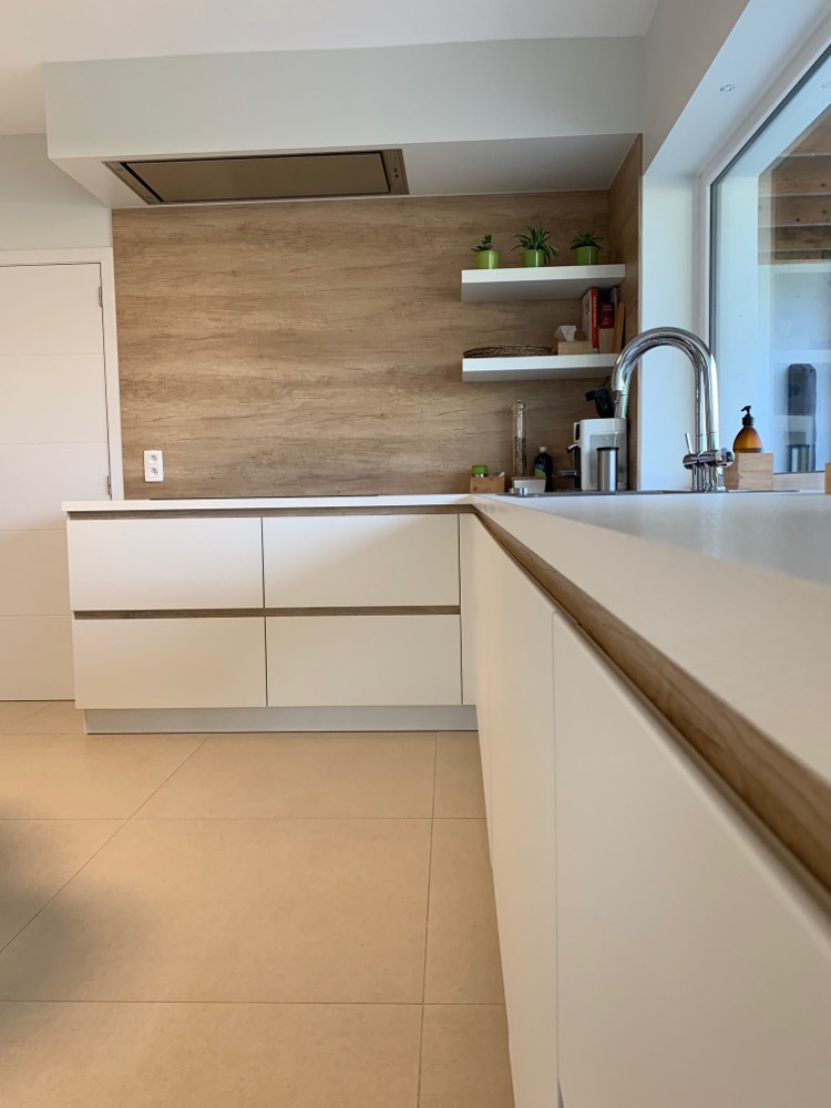 L-vorm moderne keuken gemengd met houtkleurige spatwand d&k keukens ronse